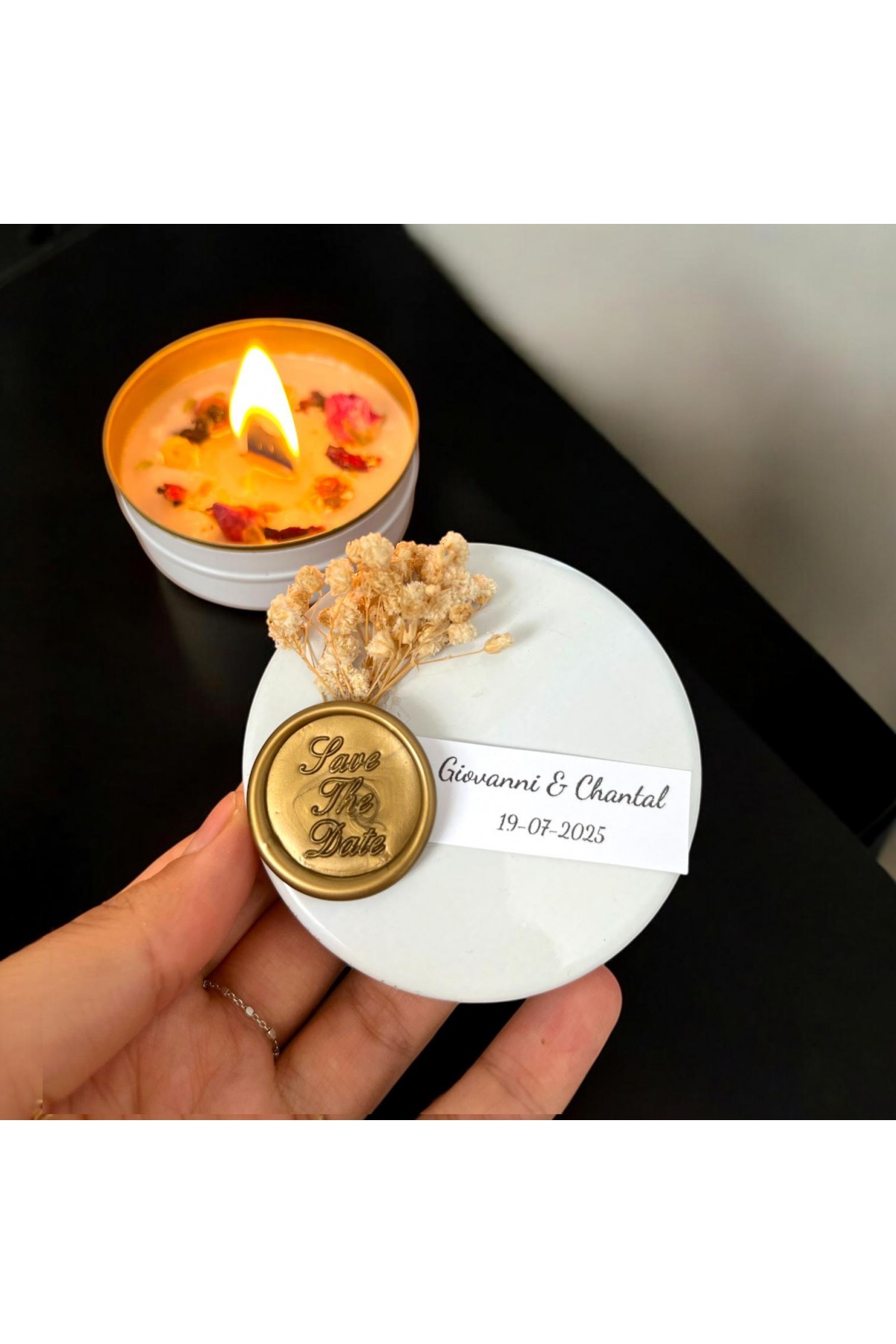 Kurutulmuş Çiçeklerle Gömülü Teneke Mum