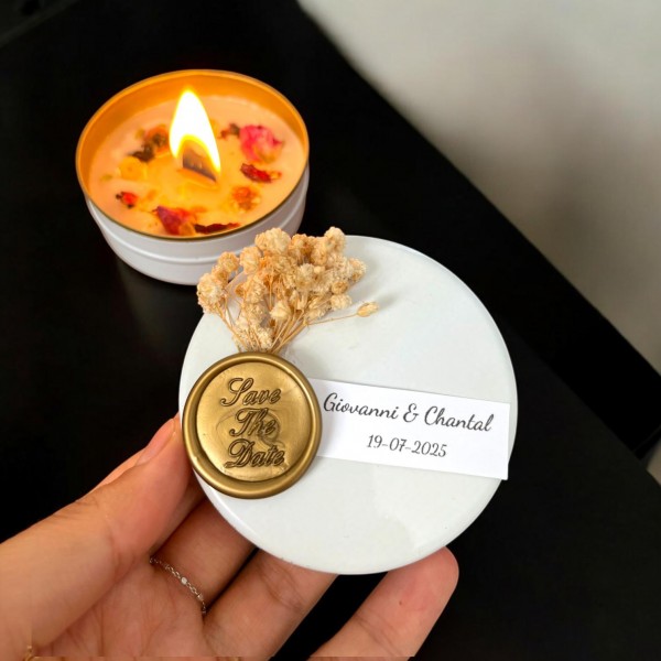 Kurutulmuş Çiçeklerle Gömülü Teneke Mum